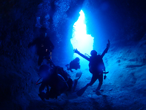 神秘的な青の洞窟