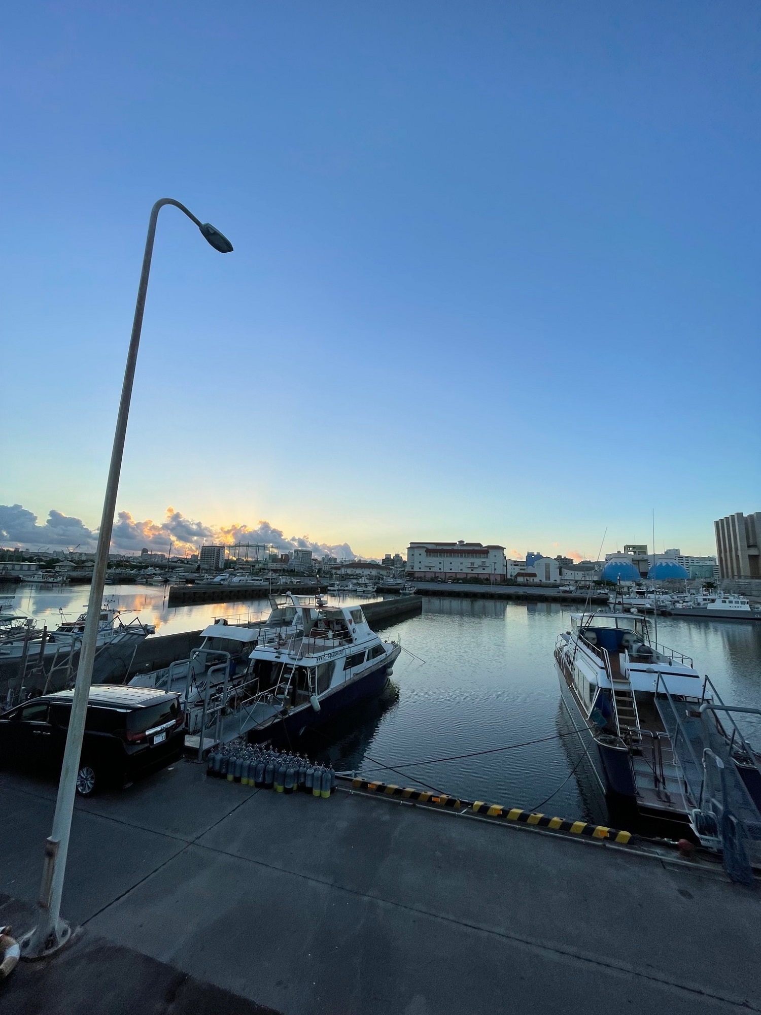 早朝の港の景色
