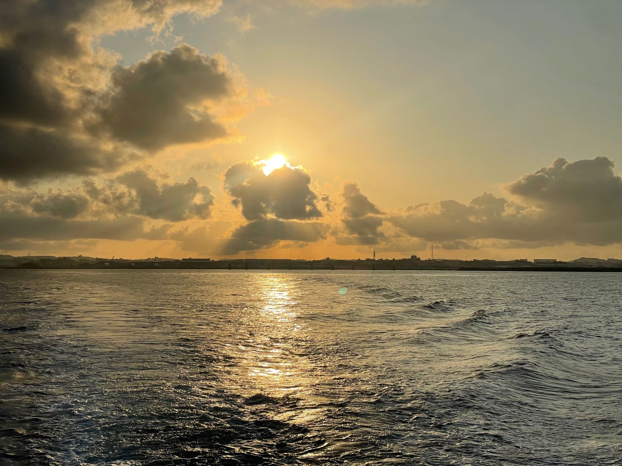海から見る朝日