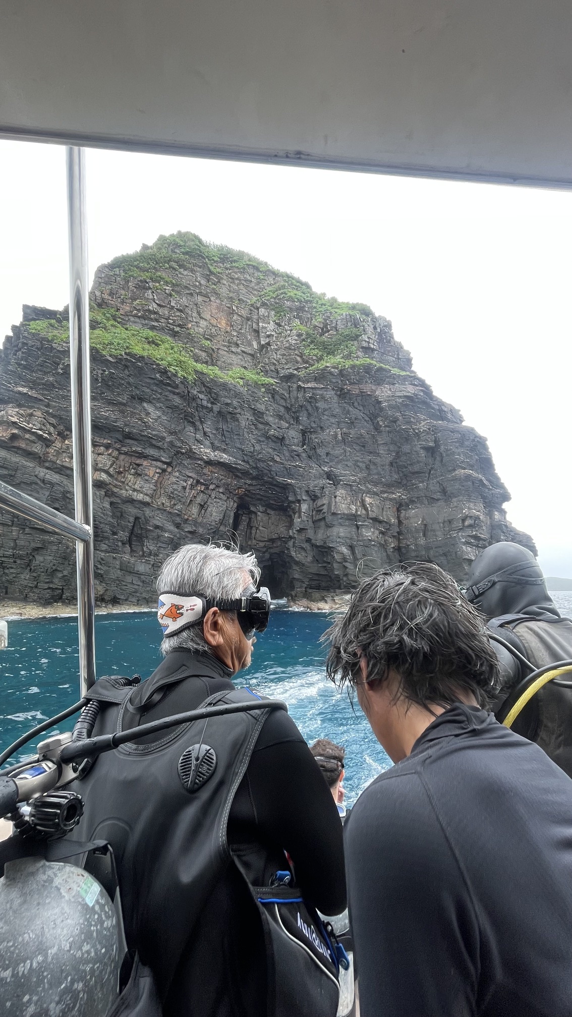 夏のダイビングポイント「男岩」へ