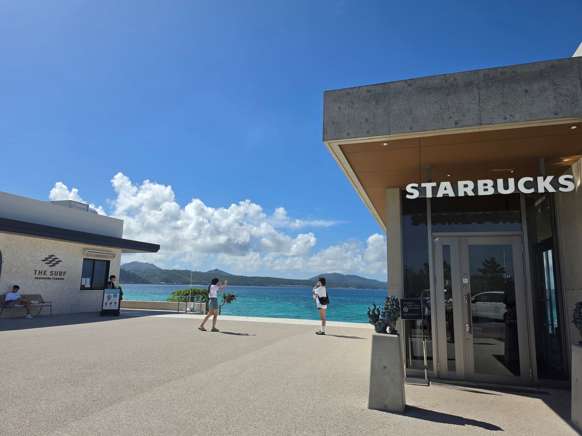 新しいスターバックス「名護21世紀の森公園あけみおてらす店」